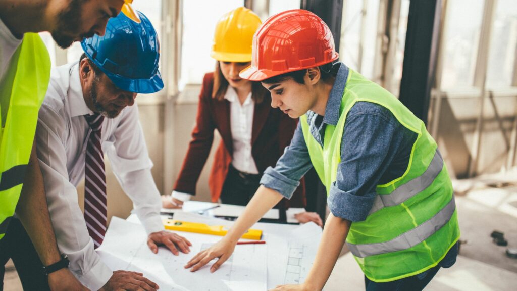 Le conducteur de travaux en menuiserie : essentiel pour la gestion un chantier